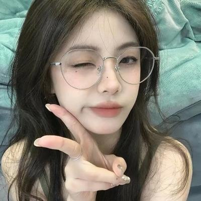 玻璃橱窗中的姑娘